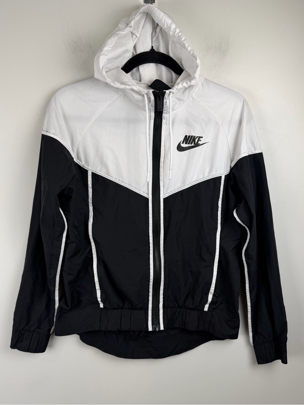 Nike Women’s Black / White Full Zip Hooded Side Pockets Windrunner Jacket Sz XS